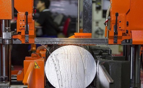 武宣立式金属带锯床切削出现跑带故障解决方法！